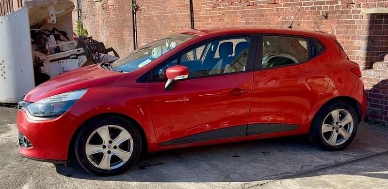 Used Renault Clio IV Expression+ 90 HP (66 kW) 2014 Red Hatchback