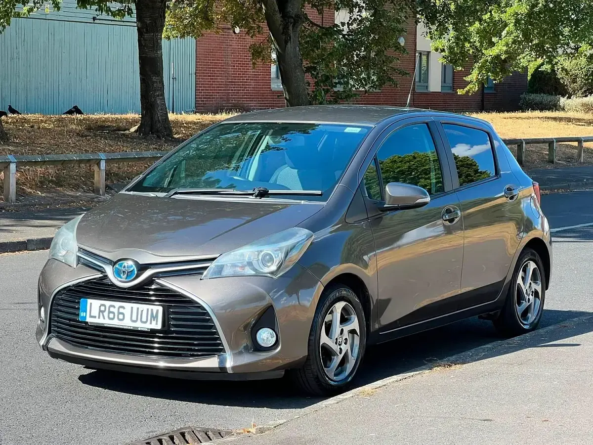 Used Toyota Yaris 100 HP (73 kW) 2016 Bronze Hatchback