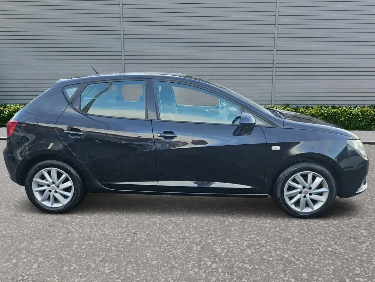Usado Seat Ibiza SE 85 CV (62 kW) 2012 Negro Utilitario