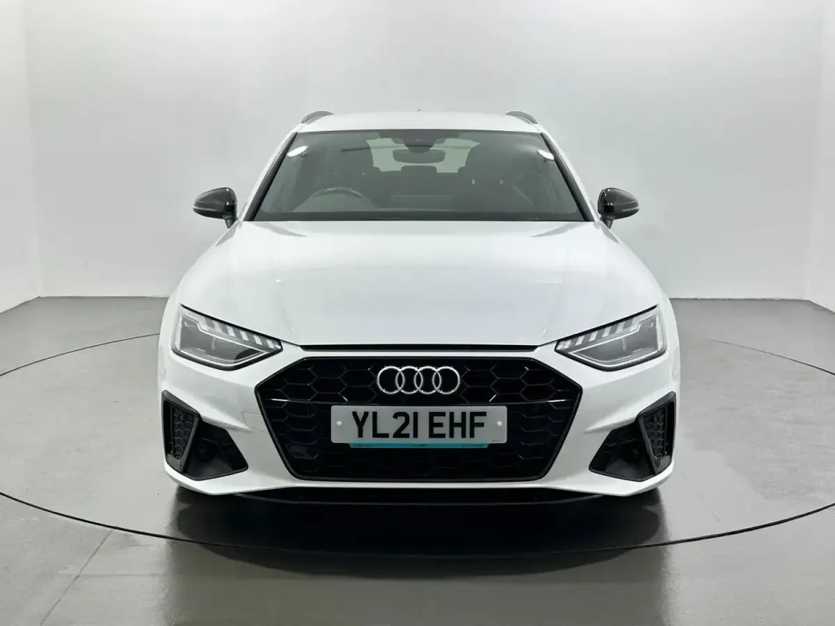 Begagnad Audi A4 Black Edition 163 HK (119 kW) 2021 Vit Kombi