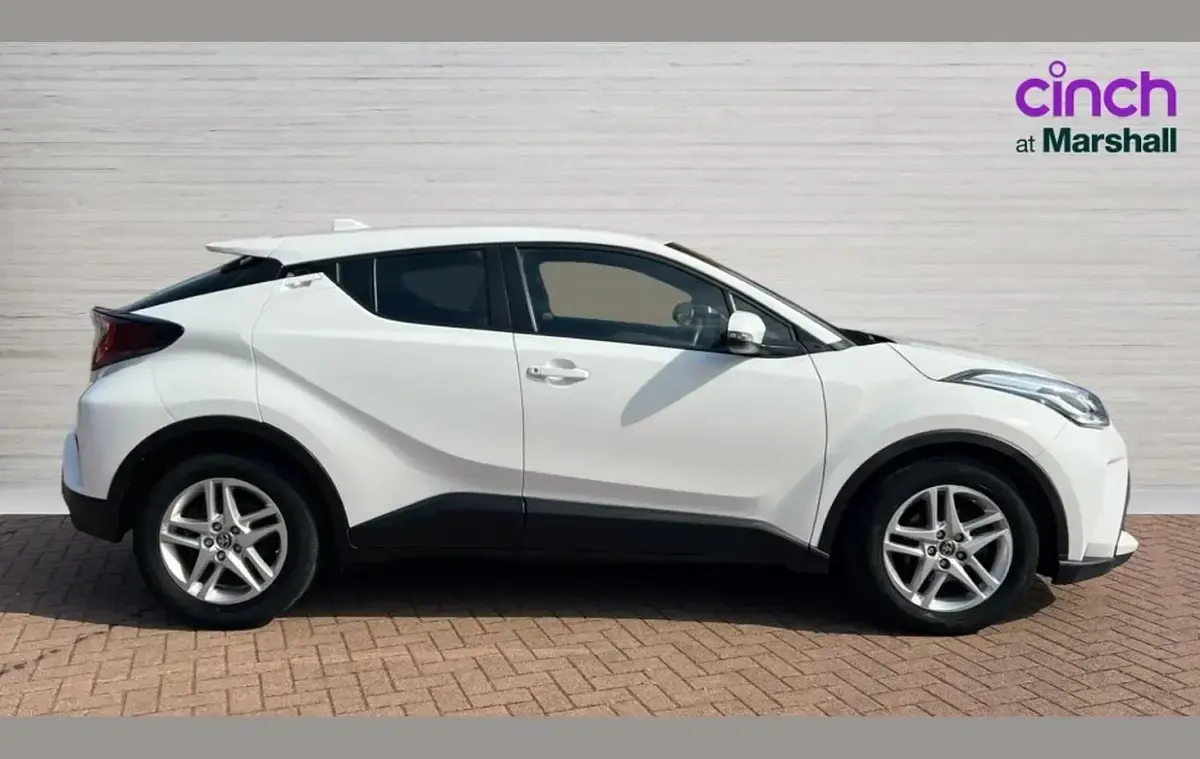 Used Toyota C-HR 120 HP (88 kW) 2023 White SUV