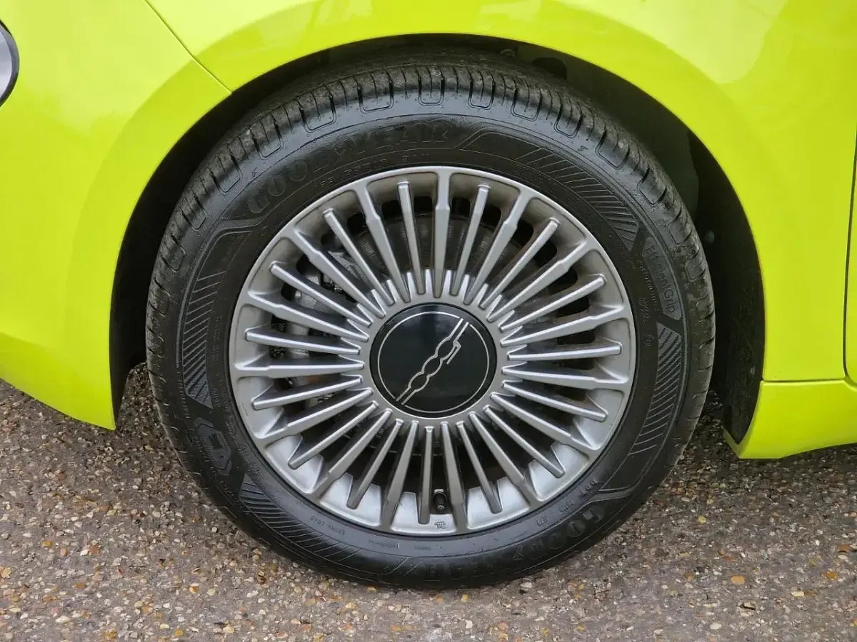 Used Fiat 500e 85 kW (116 HP) 2024 Green Hatchback