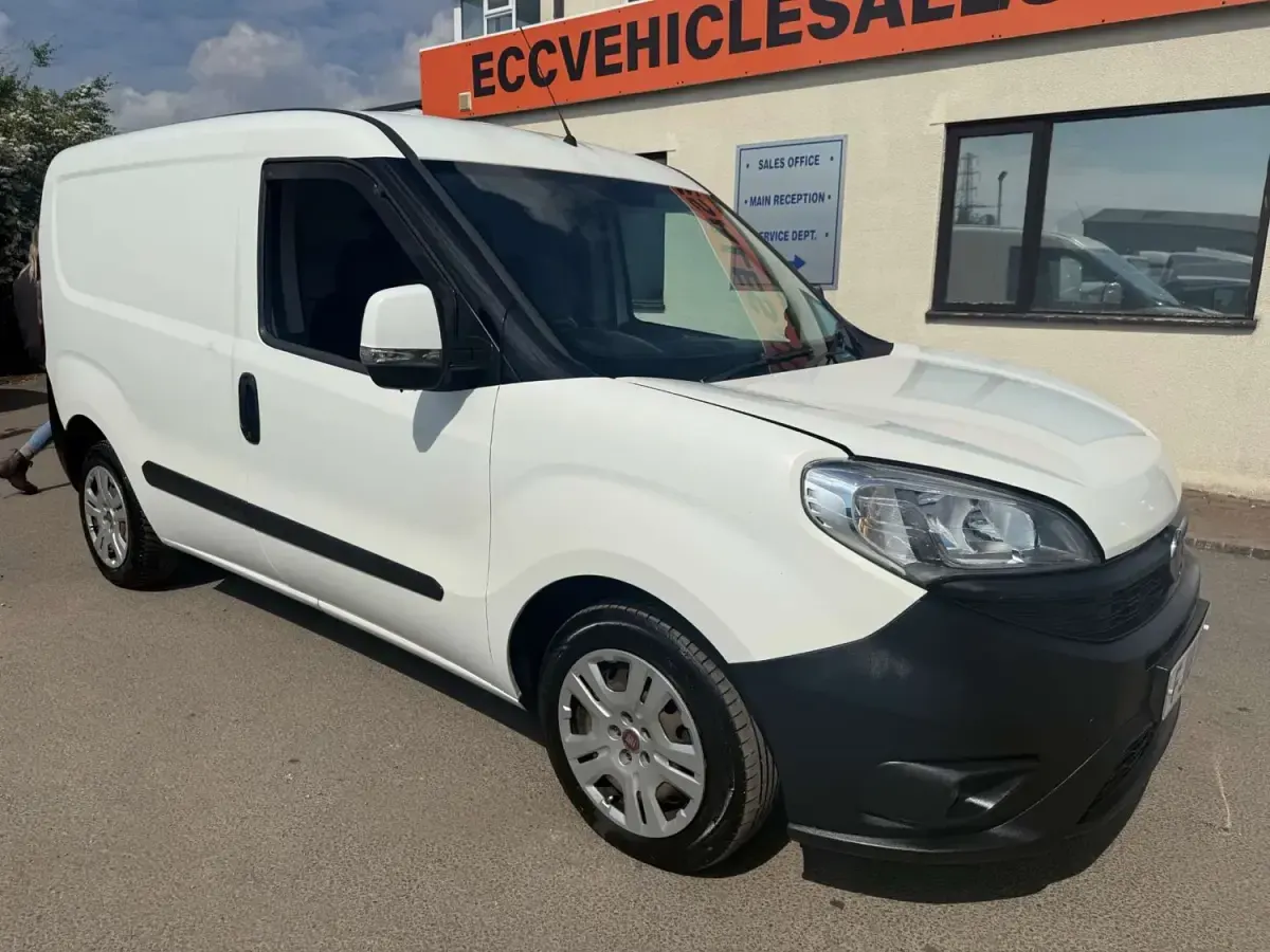 Begagnad Fiat Doblò 95 HK (69 kW) 2018 Vit Minibuss