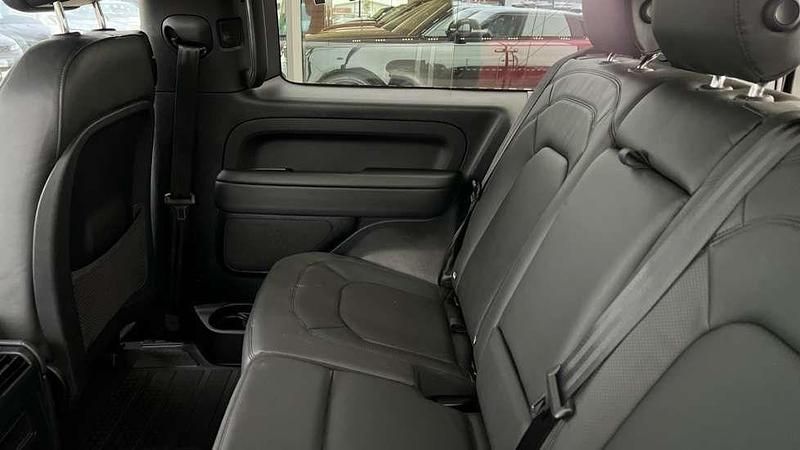 Usado Land Rover Defender HSE Dynamic 350 HP (257 kW) 2024 Castanho SUV
