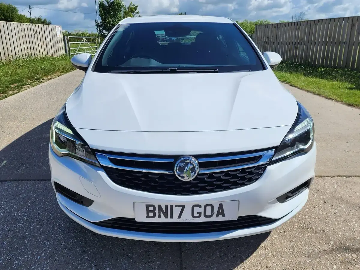 Used Vauxhall Astra SRi 150 HP (110 kW) 2017 White Hatchback