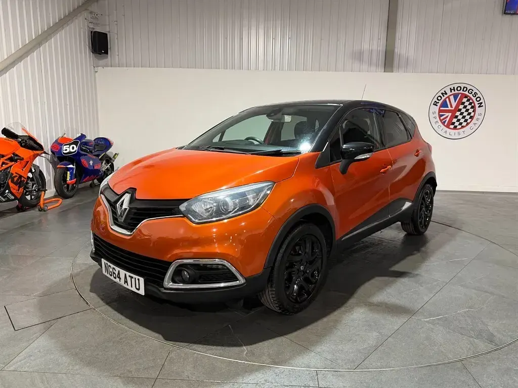 Used Renault Captur Dynamique 90 HP (66 kW) 2015 Orange/black SUV