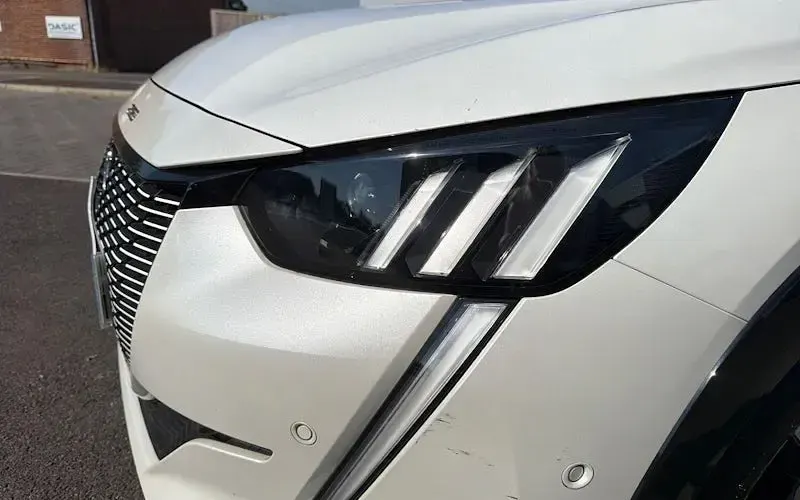 Used Peugeot e-208 GT 100 kW (136 HP) 2020 White Hatchback