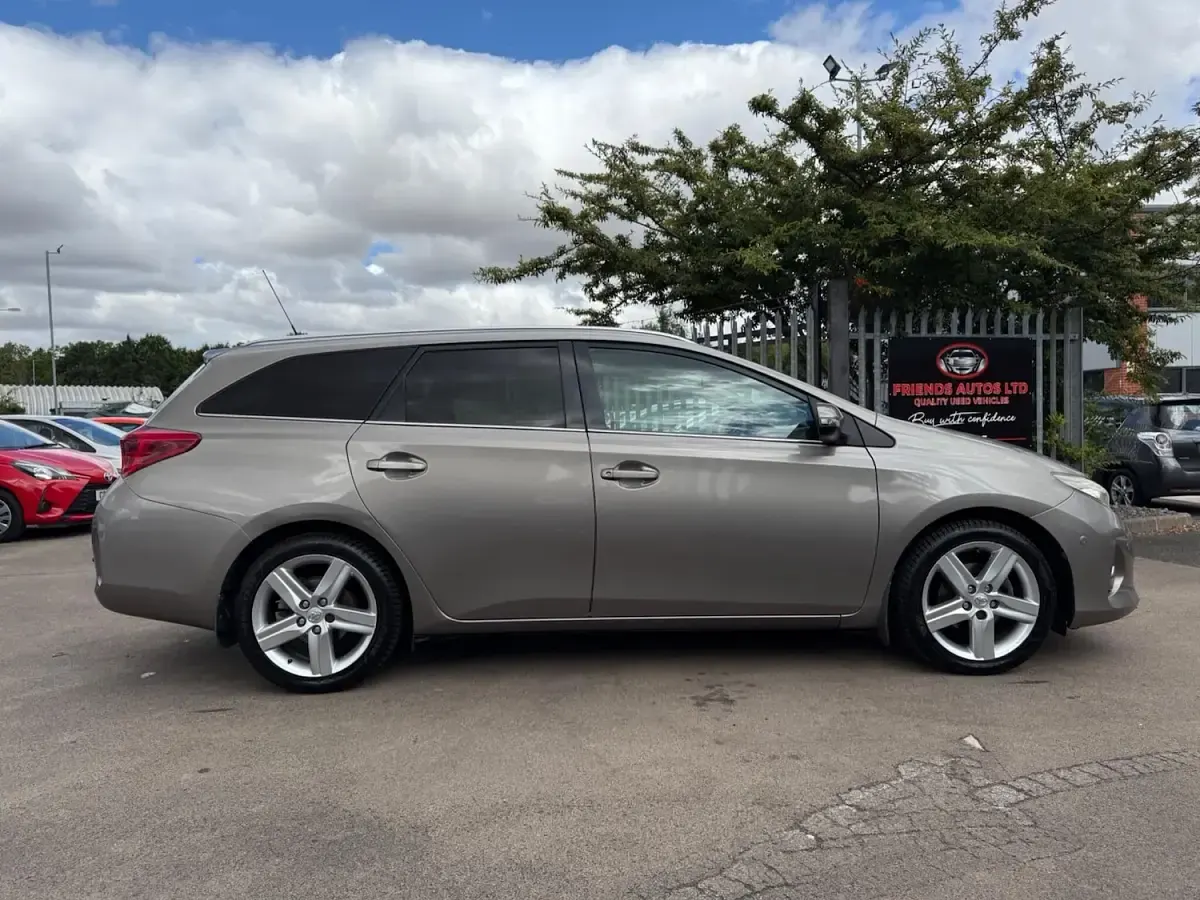 Used Toyota Auris Multidrive S 132 HP (97 kW) 2014 Bronze Estate