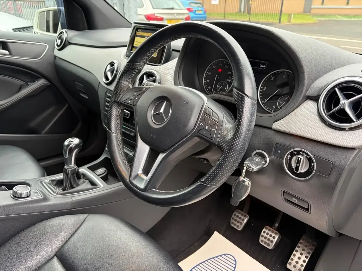Usado Mercedes B180 109 HP (80 kW) 2012 Branco Monovolume