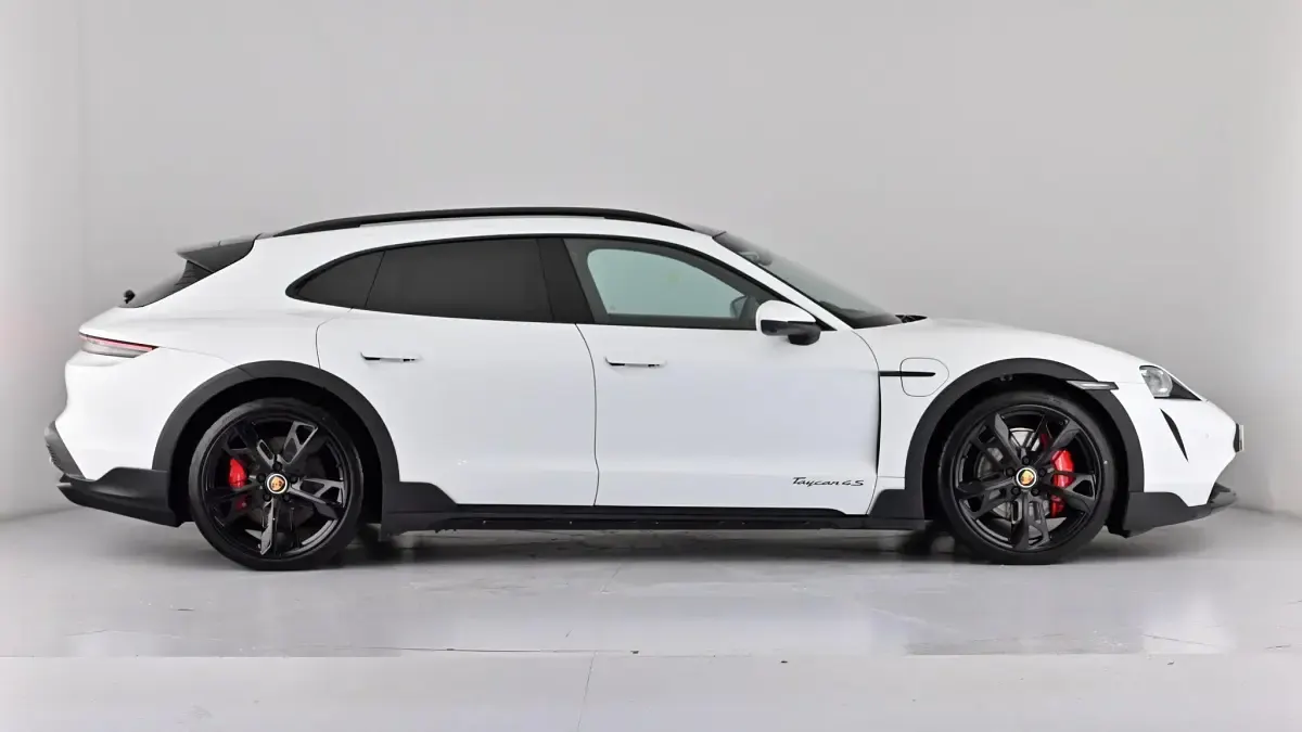 Used Porsche Taycan 4S Cross Turismo Cross Turismo 419 kW (571 HP) 2023 Carerra white Estate