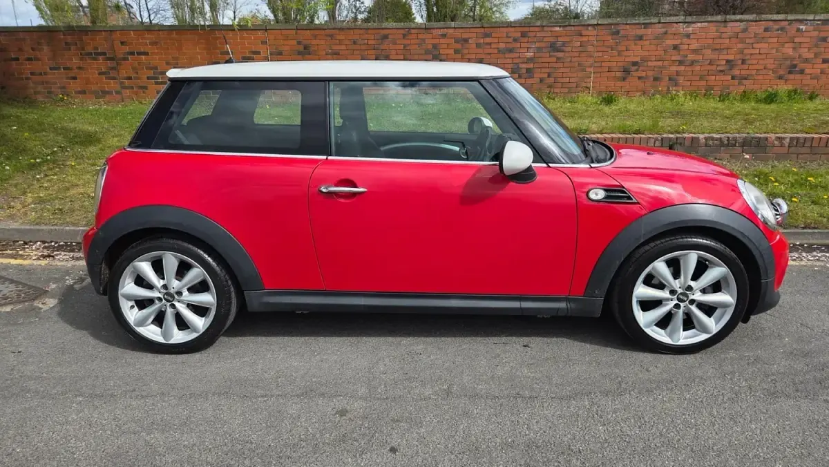 Usado Mini Cooper Hatch 122 CV (89 kW) 2011 Rojo Utilitario