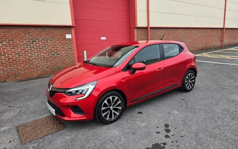 Used Renault Clio V Iconic 90 HP (66 kW) 2022 Red Hatchback