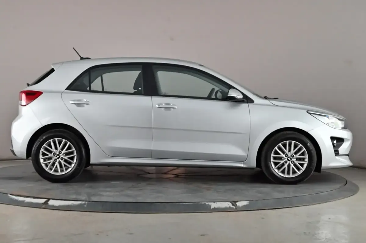 Used Kia Rio 99 HP (72 kW) 2023 Silver Hatchback