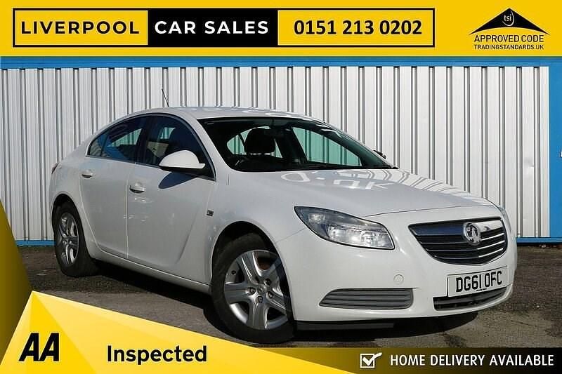 Used Vauxhall Insignia 140 HP (102 kW) 2011 White Hatchback