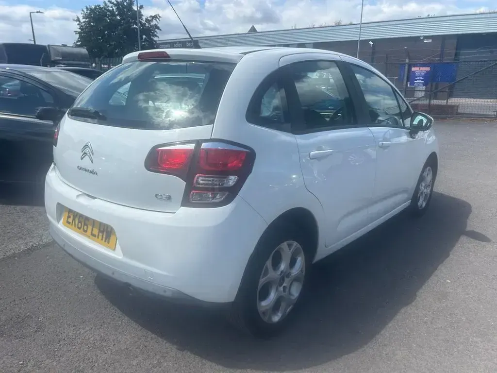 Used Citroën C3 PureTech 68 HP (50 kW) 2016 White Hatchback