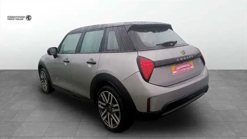Usado Mini Cooper Classic 156 CV (114 kW) 2024 Plateado Utilitario