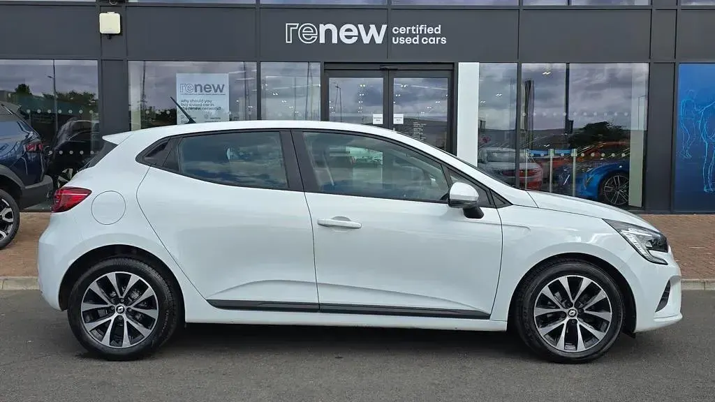 Used Renault Clio Iconic 90 HP (66 kW) 2022 White  Hatchback