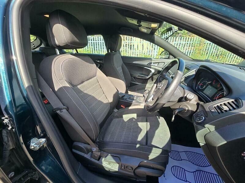 Second-hand Vauxhall Insignia Edition 130 CP (95 kW) 2014 Verde Hatchback