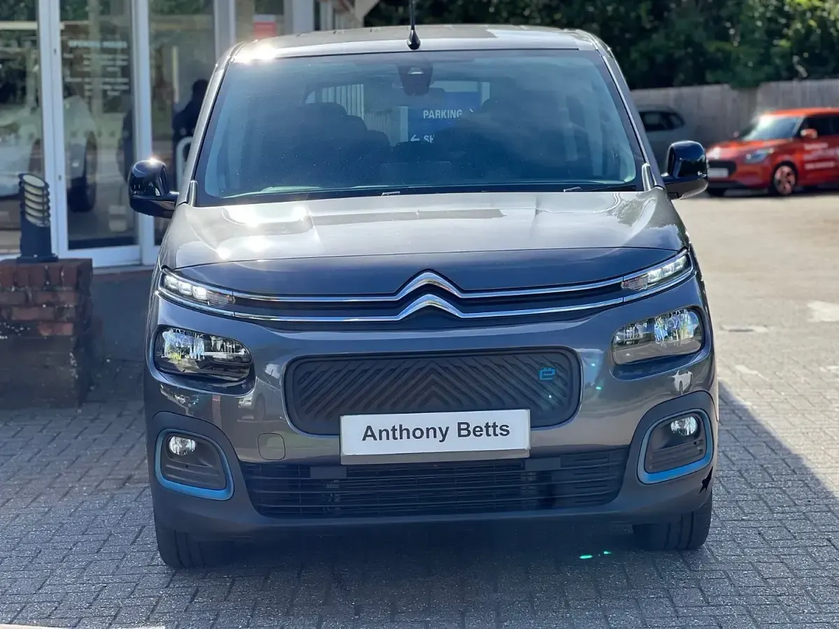Used Citroën Berlingo Feel 100 kW (136 HP) 2023 Grey MPV