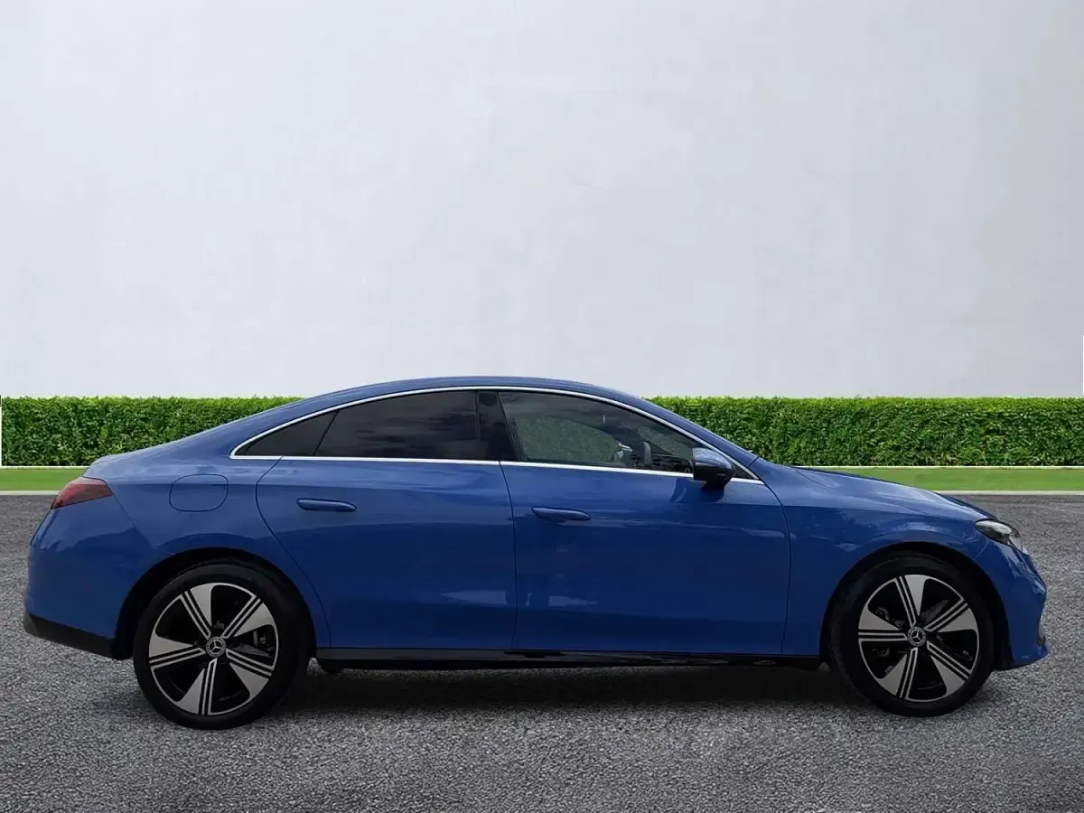 Begagnad Mercedes CLA 250+ 200 kW (272 HK) 2025 Blå Sedan