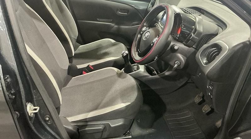 Usado Toyota Aygo Trend 72 HP (52 kW) 2021 Cinzento Citadino