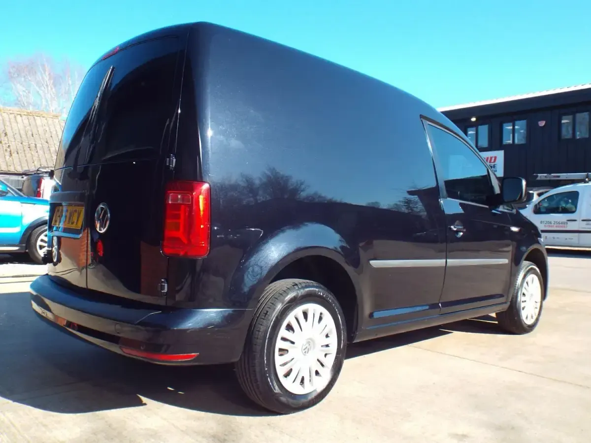 Usado VW Caddy Trendline 102 CV (75 kW) 2016 Negro Monovolumen