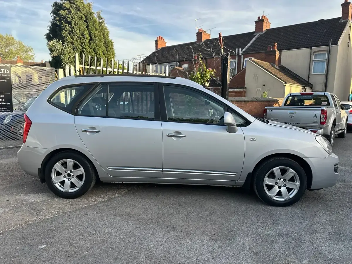 Used Kia Carens 140 HP (102 kW) 2009 Silver MPV