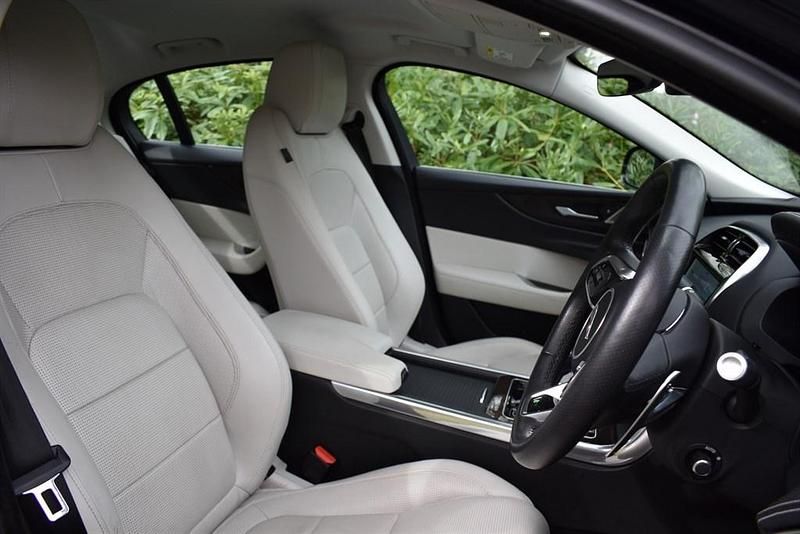 Usado Jaguar XE R-Dynamic 2020 Azul Sedan