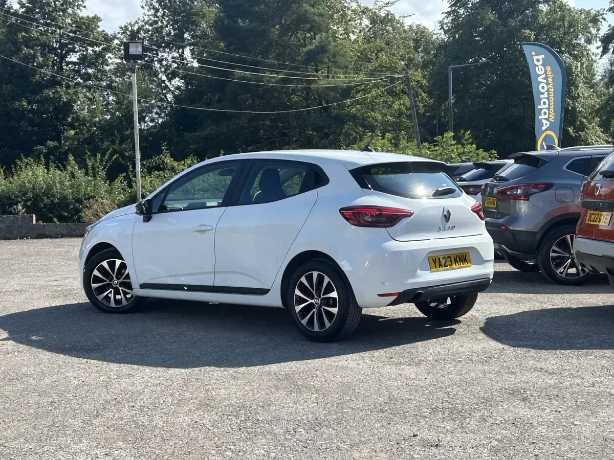 Used Renault Clio Evolution 90 HP (66 kW) 2023 White Hatchback