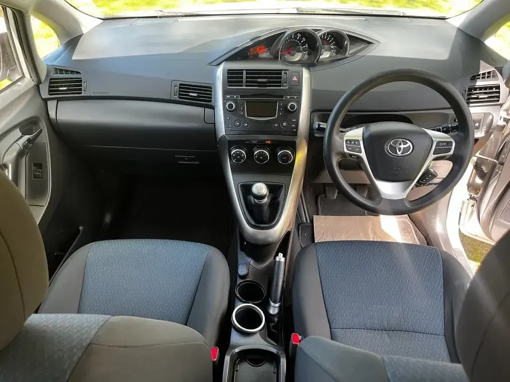 Used Toyota Verso Active 132 HP (97 kW) 2014 Silver MPV