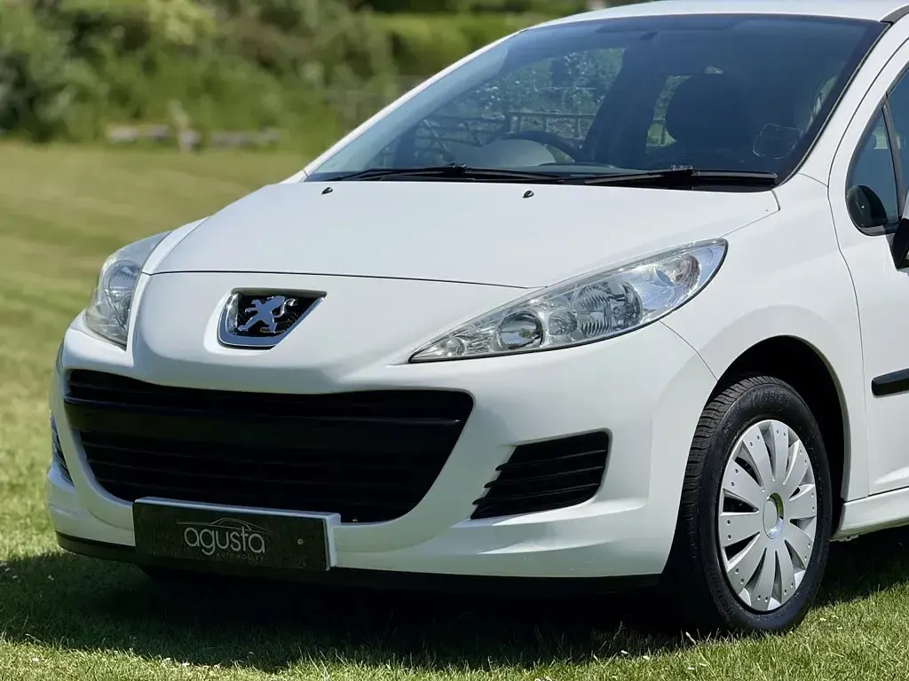 Used Peugeot 207 2011 White Hatchback