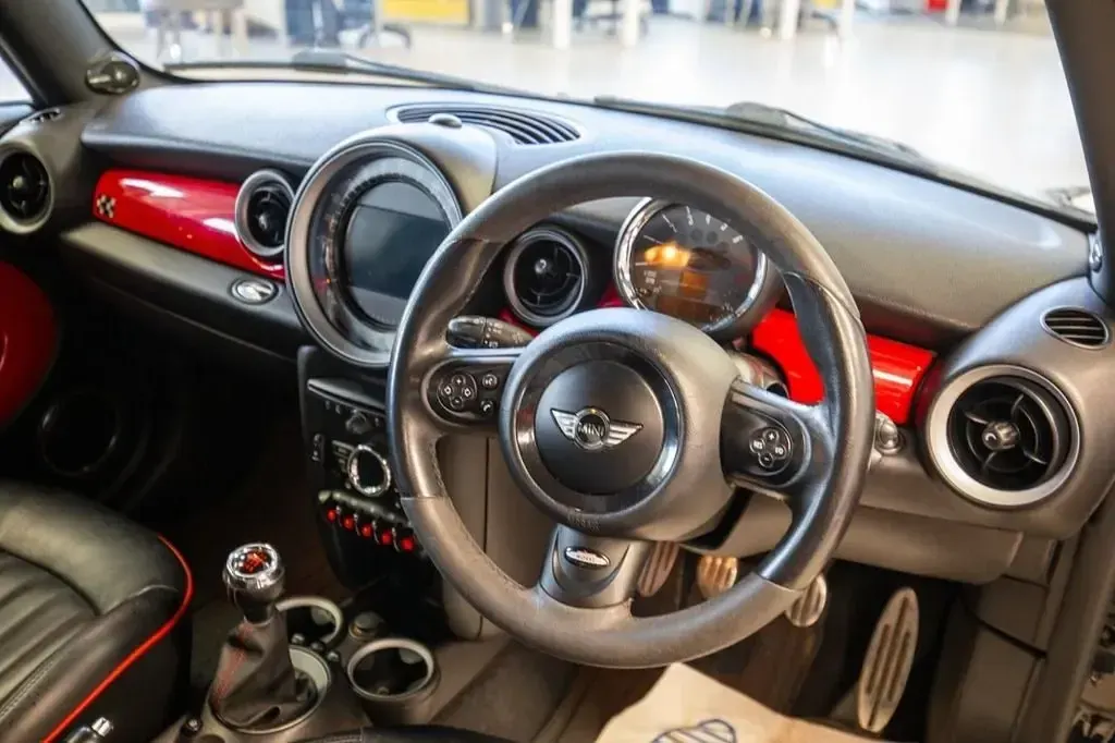 Usado Mini John Cooper Works Hatch 211 CV (155 kW) 2011 Negro Utilitario