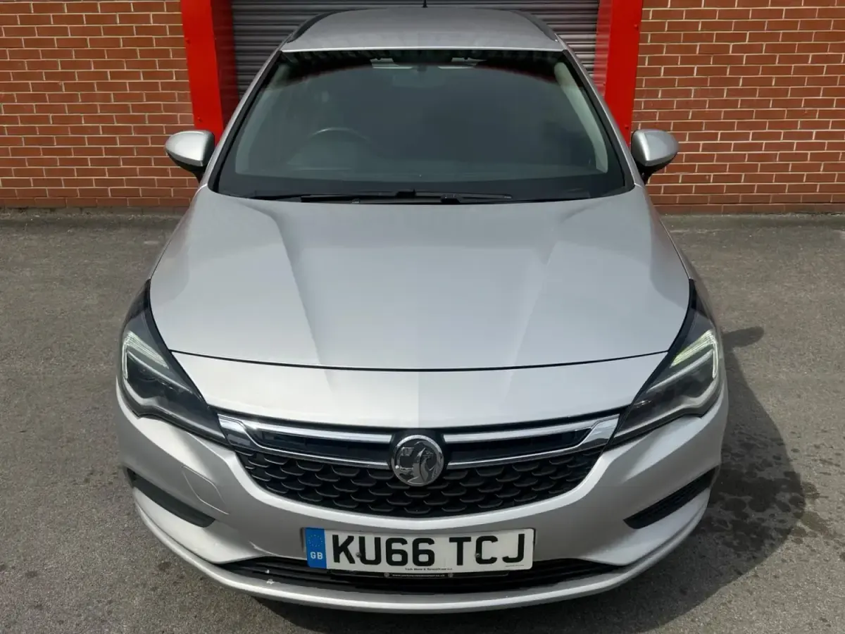 Usado Vauxhall Astra 110 CV (80 kW) 2016 Plateado Familiar