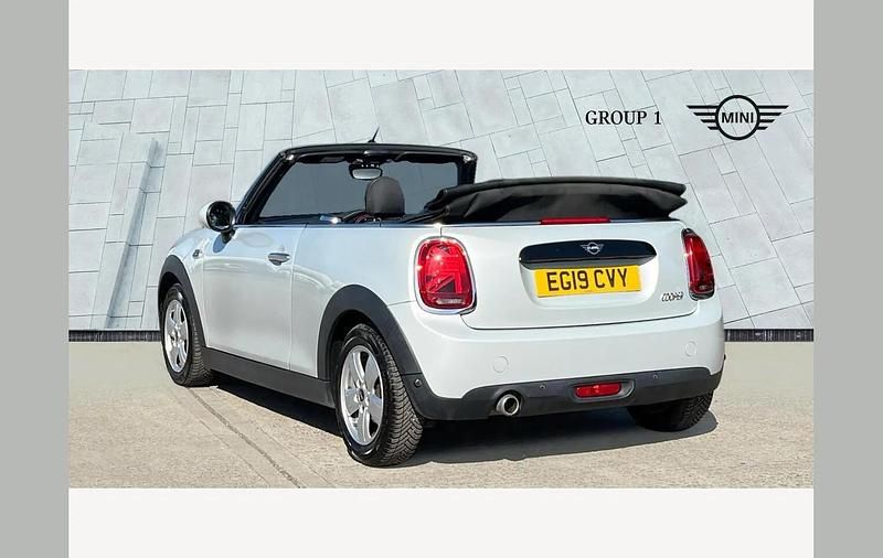 Usado Mini Cooper Cabriolet Classic 134 HP (98 kW) 2019 Prateado Cabrios