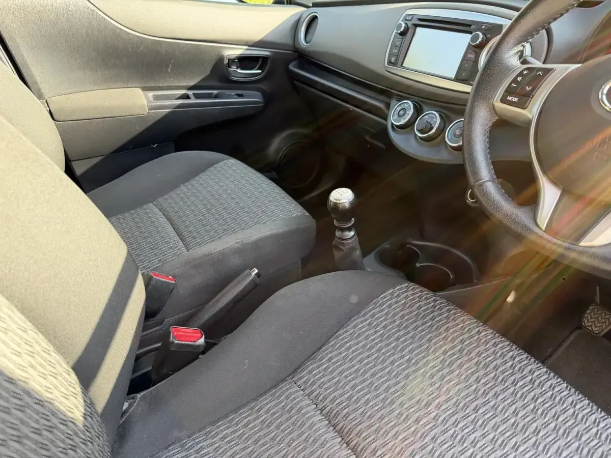 Begagnad Toyota Yaris 99 HK (72 kW) 2014 Röd Halvkombi