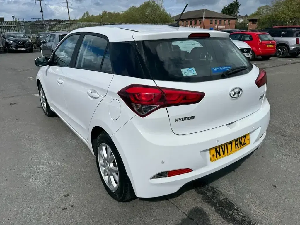 Used Hyundai i20 Edition 84 HP (61 kW) 2017 White Hatchback