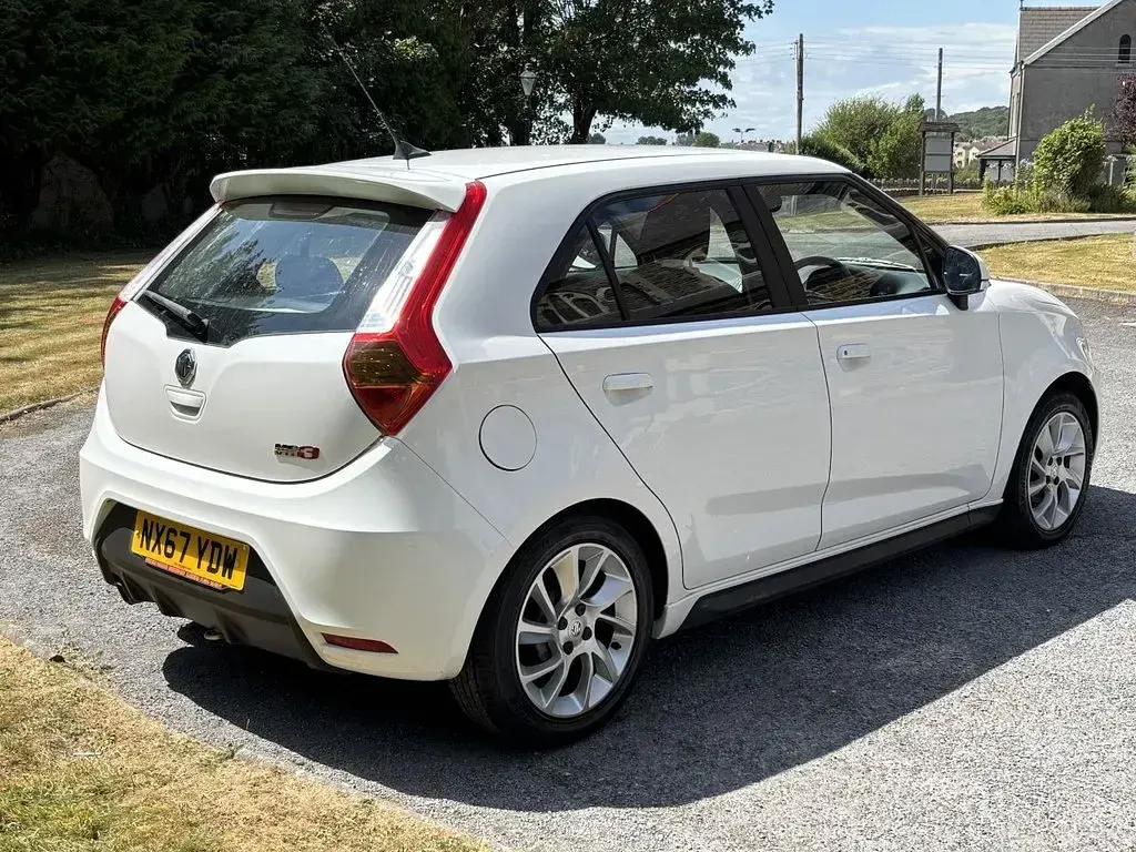 Used MG MG3 106 HP (77 kW) 2017 White Hatchback
