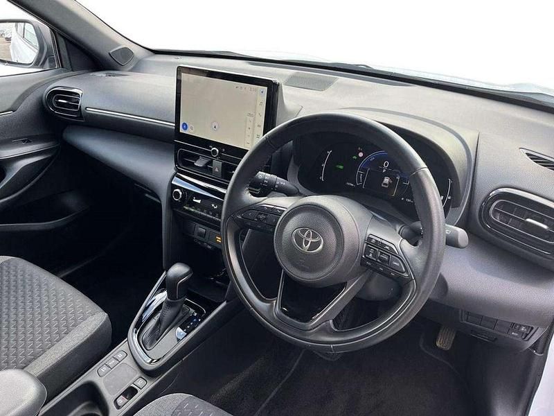 Used Toyota Yaris Cross Design 113 HP (83 kW) 2024 White SUV