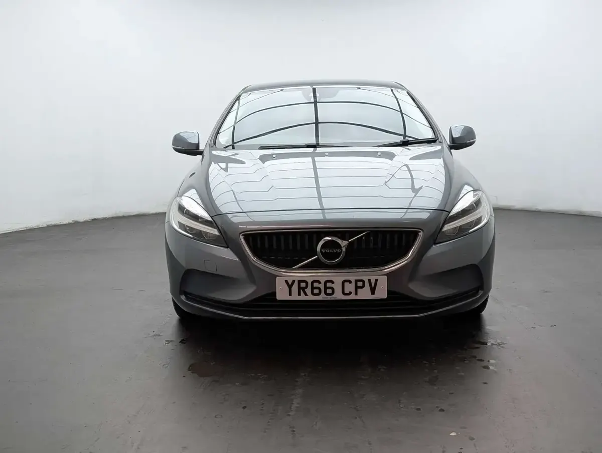 Used Volvo V40 Momentum 122 HP (89 kW) 2016 Grey Hatchback