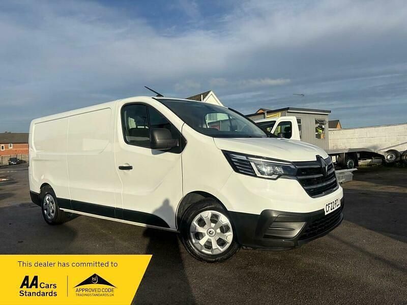 White Used 2022 Renault Trafic Business MPV | £11,995 (Good price) - Image 1/4