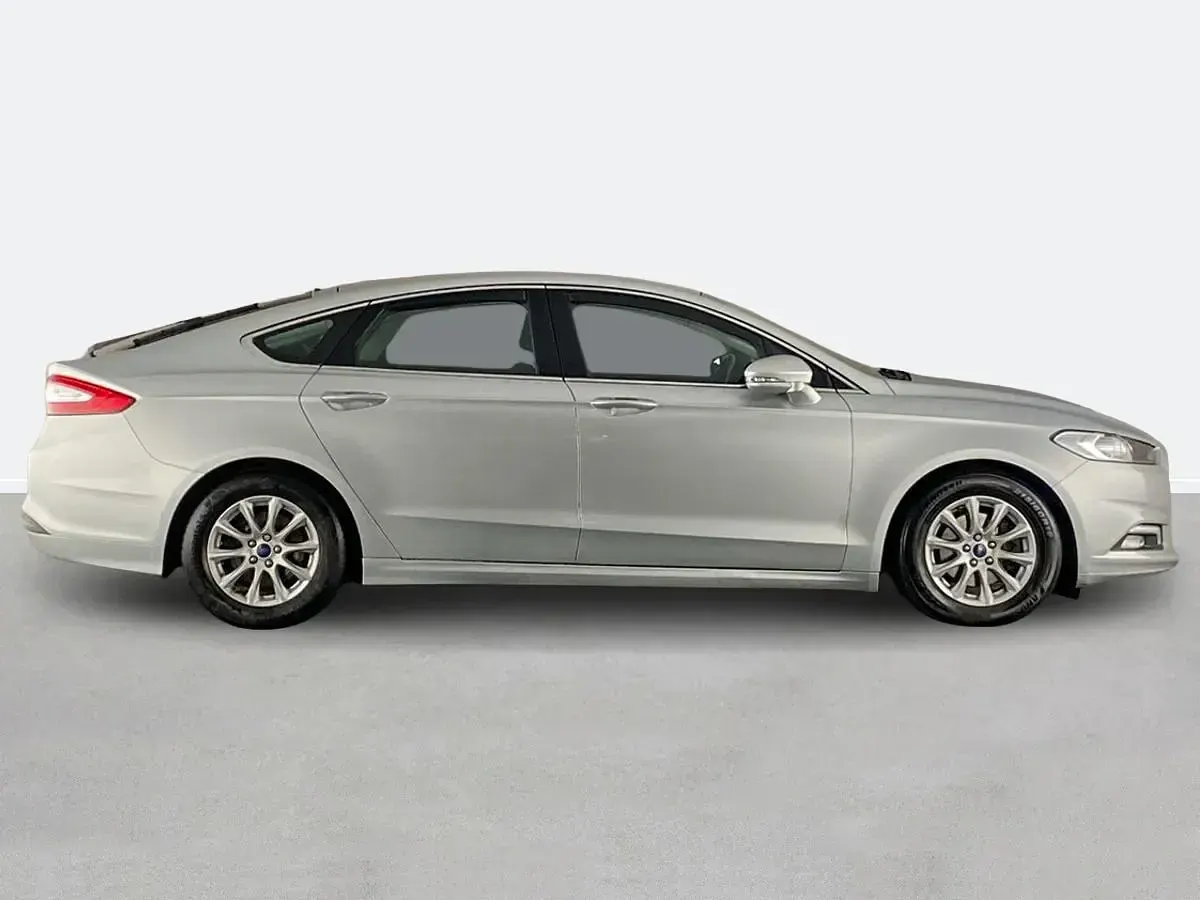 Używany Ford Mondeo Zetec 150 KM (110 kW) 2017 Srebrny Hatchback