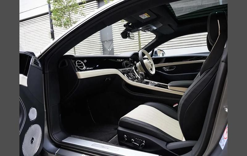 Begagnad Bentley Continental 670 HK (492 kW) 2025 Grå Sportkupé