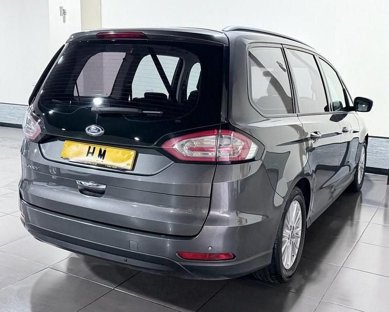 Usado Ford Galaxy Zetec 150 HP (110 kW) 2015 Cinzento Monovolume