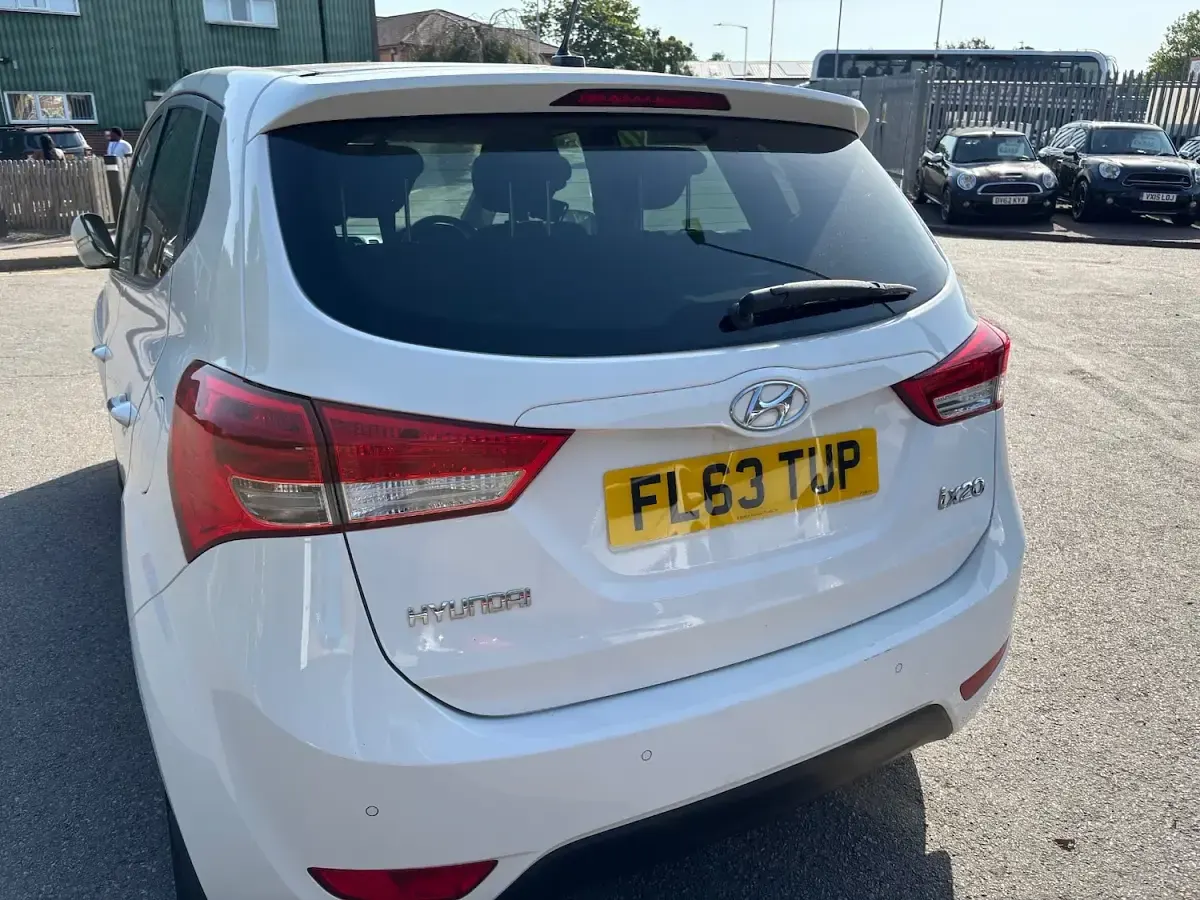 Used Hyundai ix20 Style 89 HP (65 kW) 2013 White Hatchback