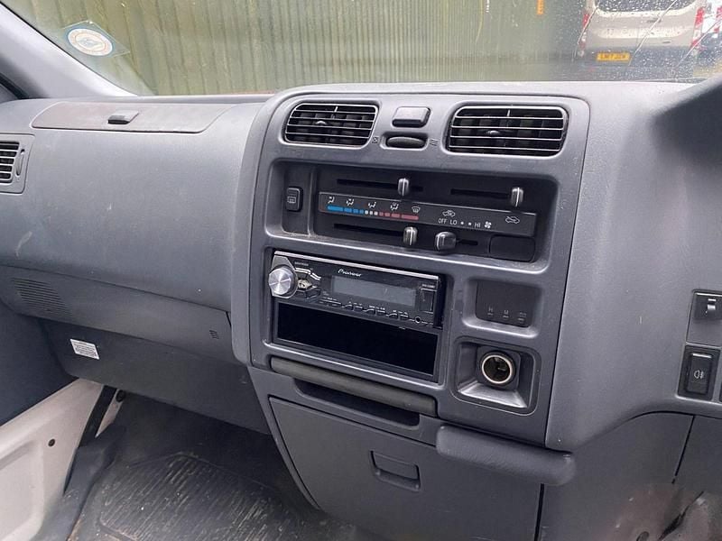 Used Toyota HiAce 88 HP (64 kW) 2001 White Van