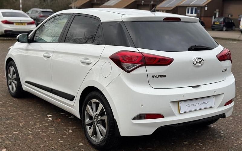 Used Hyundai i20 Premium 84 HP (61 kW) 2016 White Hatchback