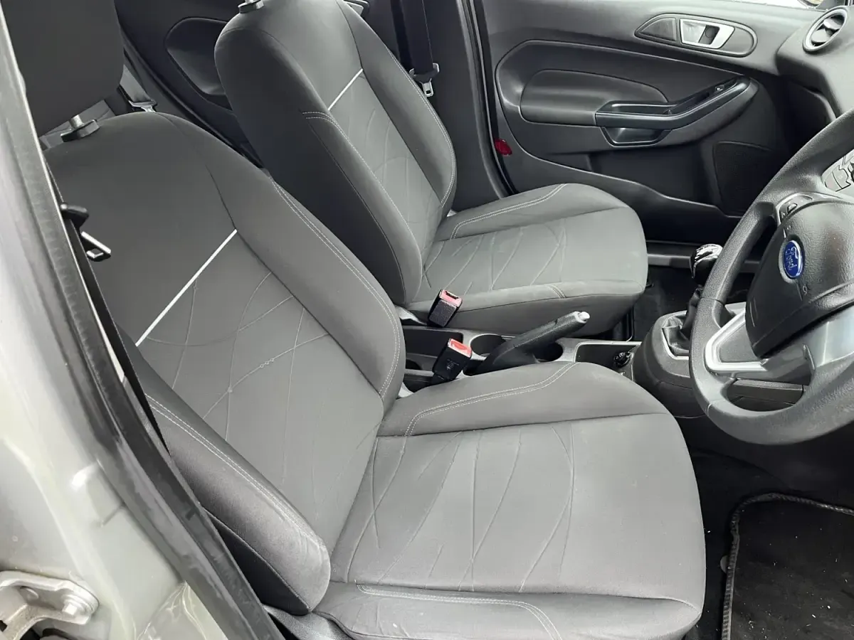 Używany Ford Fiesta Style 2014 Srebrny Hatchback