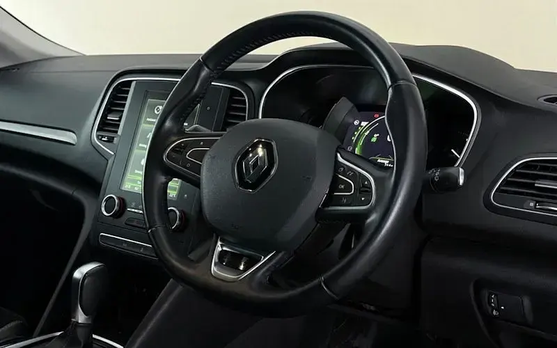 Used Renault Mégane IV Dynamique 131 HP (96 kW) 2018 Silver Hatchback
