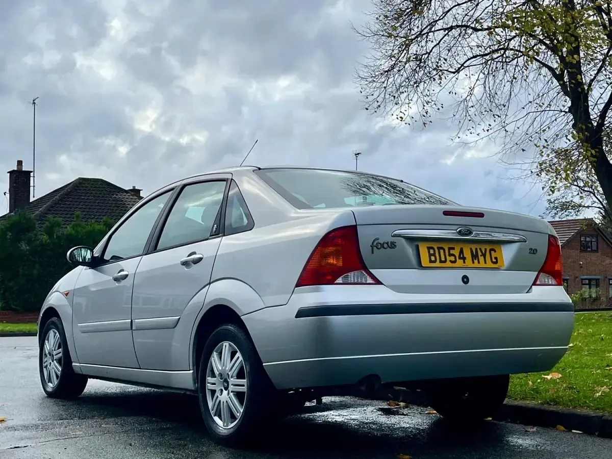 Begagnad Ford Focus Ghia 2004 Silver Sedan