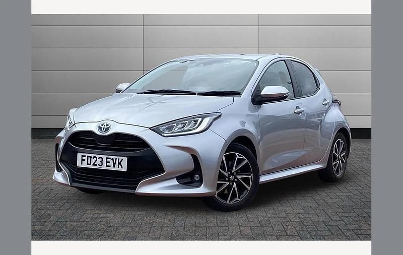 Used Toyota Yaris Hybrid Design 116 HP (85 kW) 2023 Silver Hatchback